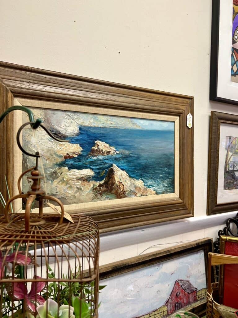 Rummage interior with art in brunswick ga.